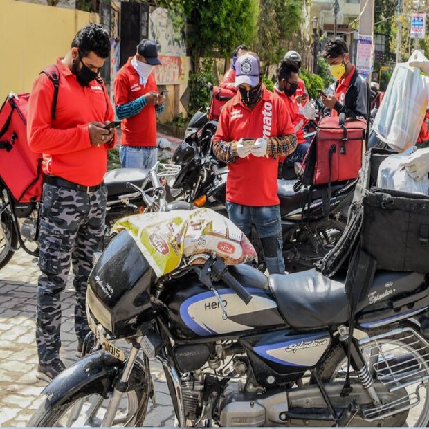 কেন্দ্র সরকারের ২০২১-২২ সালের সমীক্ষার রিপোর্ট জানিয়েছিল, ফুড ডেলিভারি কর্মীদের গড় আয় ২২ হাজার টাকার বেশি। তবে এই সমীক্ষা জানাচ্ছে, সপ্তাহে ৬ দিন ১১ ঘণ্টা কাজ করার পর ফুড ডেলিভারি কর্মীদের গড় আয় ২০ হাজার ৭৪৫ টাকা। 