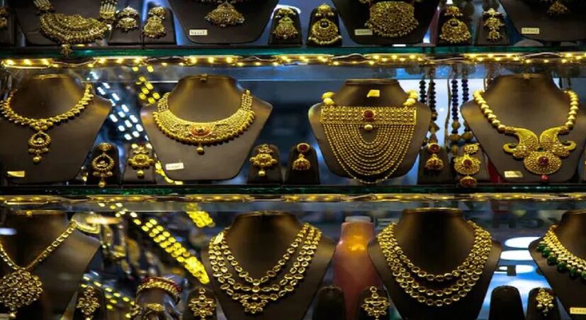 পাওয়া যাবে না সুদ: অন্যান্য ফিনান্সিয়াল ইনস্ট্রুমেন্টে ভাল পরিমাণ রিটার্ন কিংবা ডিভিডেন্ড পাওয়া যায়। এমনকী কিছু ফিনান্সিয়াল ইনস্ট্রুমেন্ট থেকে নিয়মিত আয়ও হয়। কিন্তু সোনার গয়না সব সময় বিনিয়োগকারীদের সঙ্গে থাকায় তা ভাল পরিমাণ রিটার্ন দিতে পারে না।
