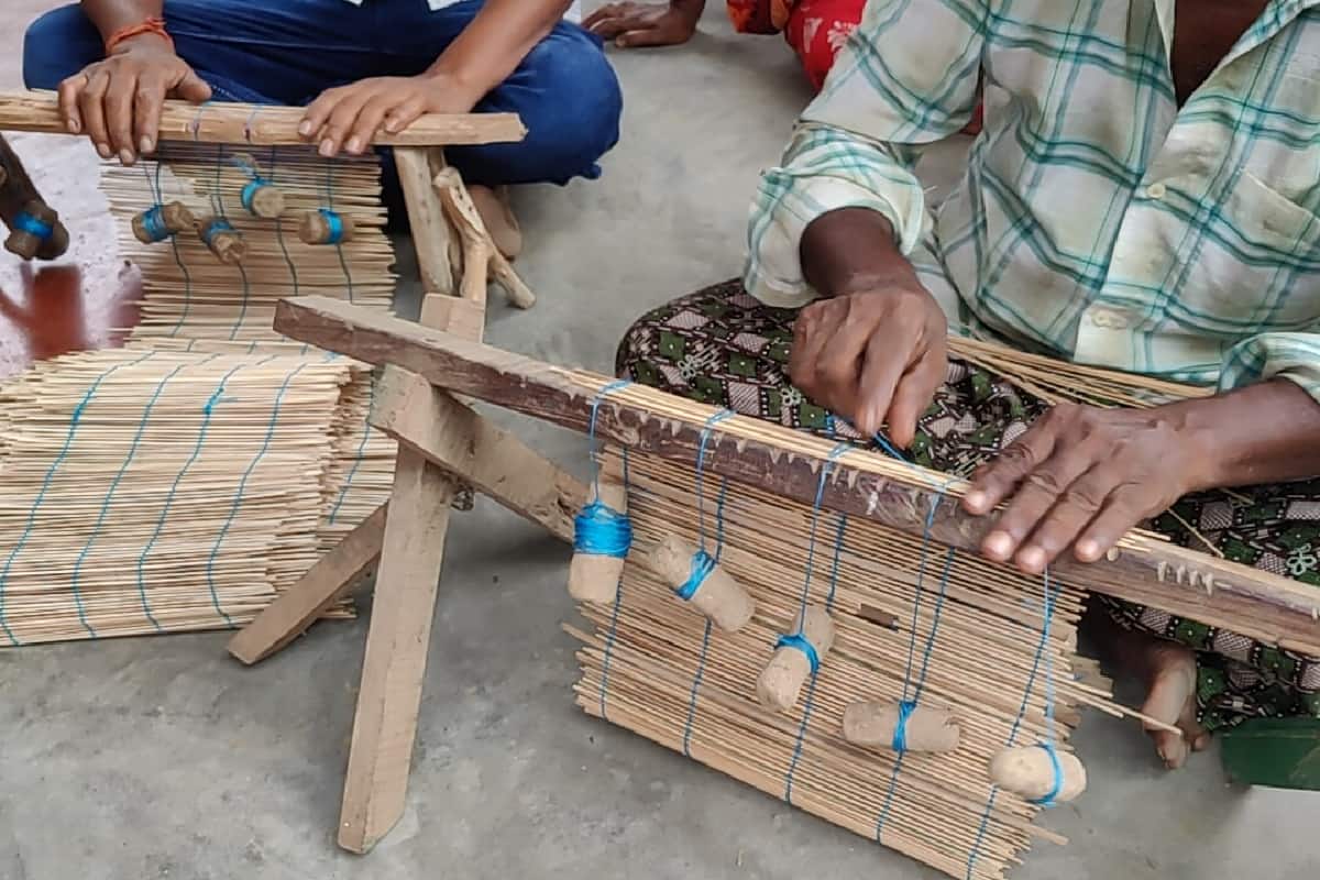 ‘‘এই কাজ আমি ৪৫ বছর ধরে করছি। এখানে ২৫ থেকে ৩০টি ঘর আছে। সবাই এই কাজের সঙ্গে যুক্ত। এই বিত্তি তৈরি করেই আমাদের রুটি রোজগার হয়।’’