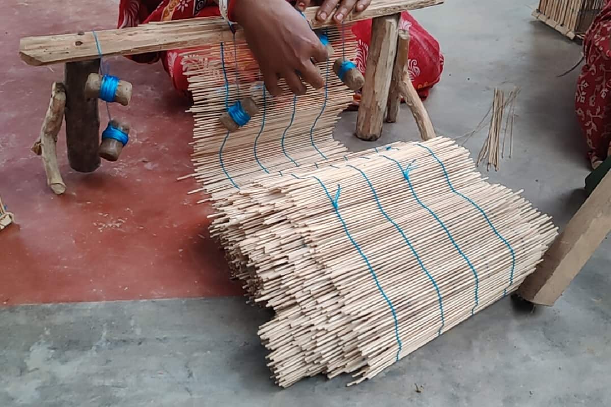 এ বছর পরিমাণ মতো বৃষ্টি না হওয়ায় চিন্তার ভাঁজ পড়েছে এই বিত্তি শিল্পীদের কপালে। নিজেদের বাপ ঠাকুরদার সময় থেকে এই কাজ চলে এলেও এই গ্রামের শিল্পীদের নেই কোনও সরকারি স্বীকৃতি। যার জেরে বেশ খানিকটা ক্ষুব্ধ কোমডাঙার কুটির শিল্পীরা।