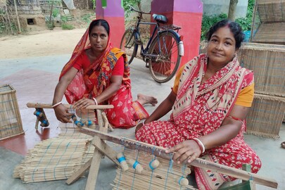 গ্রামে ঢুকে কিছুটা পথ পাড়ি দিলেই চোখে পড়ে পাড়া জুড়ে চলছে একটি বিশেষ ধরনের কুটির শিল্প। বাঁশ কেটে সরু কাঠি বানিয়ে তা দিয়ে চলছে মাছ ধরার বিত্তি বানানোর কাজ। পূর্ব বর্ধমান জেলার কেতুগ্রাম ২ নম্বর ব্লকের বিল্লেশ্বর পঞ্চায়েতের অন্তর্গত কোমডাঙা গ্রামে গেলে চোখে পড়ে এই দৃশ্য।
