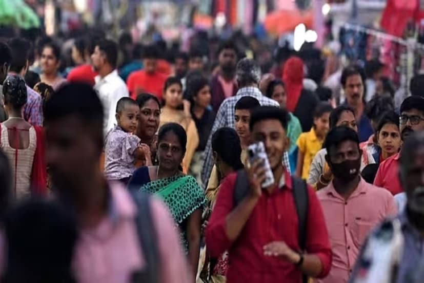 কিন্তু ভারতের কোন রাজ্যে সবচেয়ে বেশি জনসংখ্যা, তা জানেন কি? ভারতে সবচেয়ে বেশী মানুষ থাকে উত্তরপ্রদেশ রাজ্যে। সংখ্যাটা হল আনুমানিক ২৩.৭৯ কোটি ৷ আর সবচেয়ে বেশি জনঘনত্ব হল পশ্চিমবঙ্গ রাজ্যে , প্রতি বর্গ কিলোমিটারে ৯০৩ জন ৷ জনসংখ্যার নিরিখে পশ্চিমবঙ্গ রয়েছে চার নম্বরে।