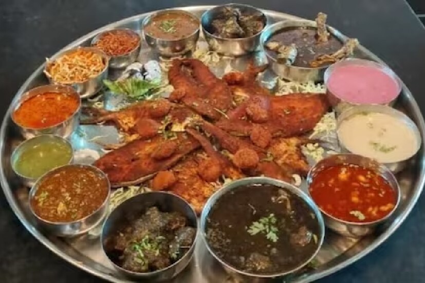 ৬ নম্বর- ইন্ডিয়ান থালি: একই থালায় ভিন্ন স্বাদের ভিন্ন নামের কয়েকটি পদ। এই সংমিশ্রণটি বেশ জনপ্রিয় সেই কারণেই। পেট ও মন দুই-ই ভরে অনেকের।