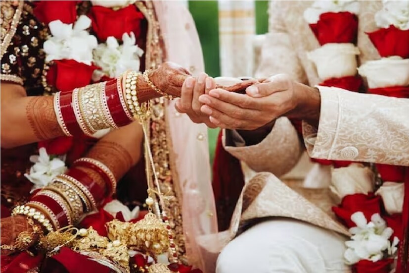 : বিবাহ প্রতিটা মানুষের জীবনেই অত্যন্ত গুরুত্বপূর্ণ নারী ও পুরুষ উভয়েই পুরনো জীবন কাটিয়ে ফের একেবারে জীবনের এক বর্ণময় অধ্যায়ে পা রাখে৷ কিন্তু এই সুখী উপলক্ষ্যটি একজন মহিলার দুঃস্বপ্নে পরিণত হল। তিনি একটি বিষয়ে নিজে নারাজ থাকার পরেও স্বামী সেই অপকর্ম থেকে বিরত হননি।