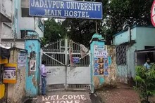 যাদবপুরের পড়ুয়া মৃত্যুর জের, হস্টেলের নিরাপত্তারক্ষীদের হাতে লাঠি,বাঁশি, টর্চ