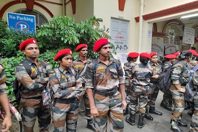 এই সেই নকল সেনার দল!