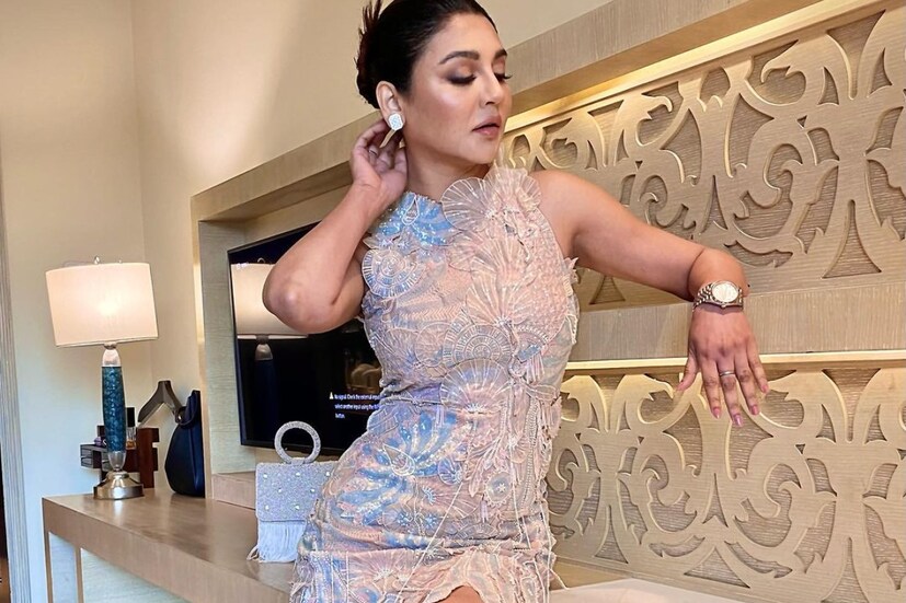 যোগাসনের প্রতি জয়ার প্রেমের কথা সকলেই জানেন। সোশ্যাল মিডিয়ায় যোগের ভিডিও পোস্ট করতে দেখা যায় মাঝেমধ্যেই। কেবল শরীরের আকার আকৃতি নয়, মনের খেয়ালও রাখে এই যোগ।