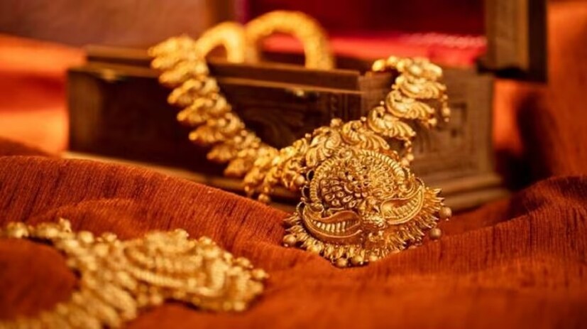 আজকালকার দিনে সোনাদানা, গয়নাগাঁটি, জমি-বাড়ি সংক্রান্ত কাগজপত্র রাখাটা একেবারেই নিরাপদ নয়। এটা আমরা প্রায় সকলেই জানি। আর তার জন্যই আমরা বেছে নিই ব্যাঙ্কের লকার।