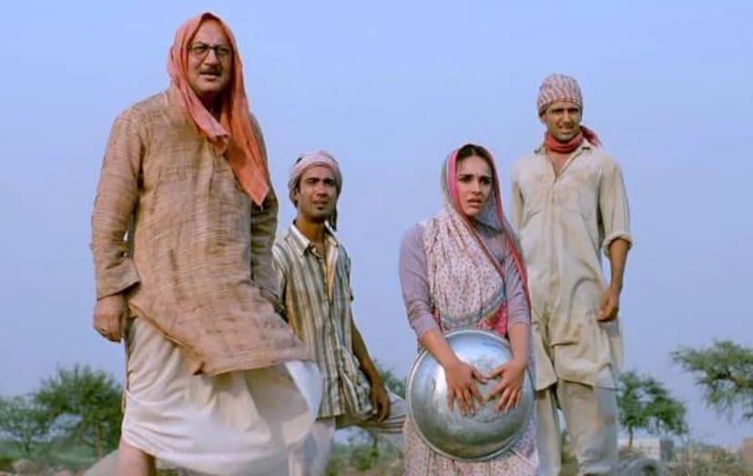 অনেক বড় বাজেটের তারকা খচিত ছবিও বক্স অফিসে মুখ থুবড়ে পড়ে। আবার অনেক ছবিই শুধু কাহিনী আর অভিনয় গুণে স্থান করে নেয় দর্শক মনে। ব্যবসা হয় আশাতীত। তেমনই একটি ছবি খোসলা কা ঘোসলা।