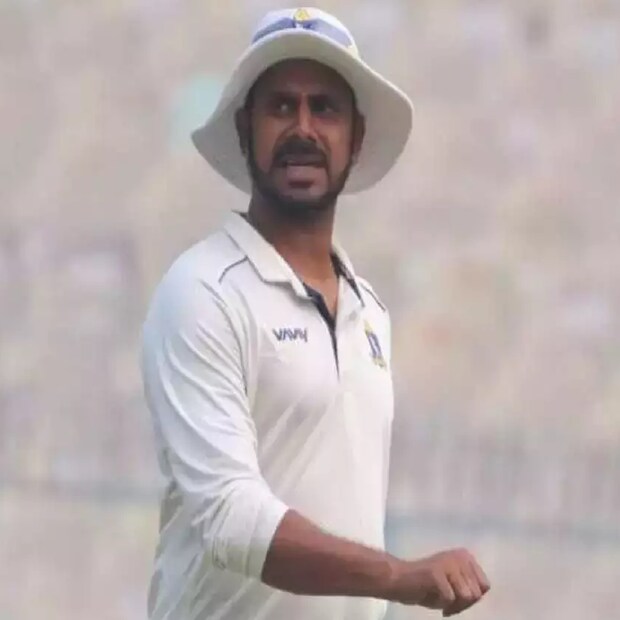 মন্ত্রী হওয়ার পরও খেলা চালিয়ে গিয়েছিলেন মনোজ। তবে এবার তিনি কেরিয়ারে ইতি টানবেন বলে ঠিক করলেন। ইনস্টাগ্রামে একটি পোস্ট করে সে কথা জানিয়ে দিলেন তিনি।