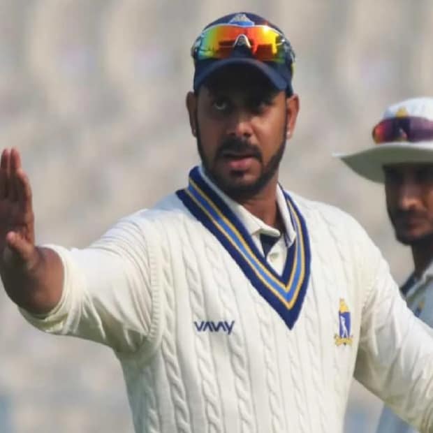 ভারতীয় দলের জার্সিতে ১২টি একদিনের ম্যাচ খেলেছেন মনোজ তিওয়ারি। করেছেন ২৮৭ রান করেছেন। দেশের হয়ে একটি সেঞ্চুরি রয়েছে তাঁর। টি-টোয়েন্টিতে তিনটি ম্যাচ খেলেছেন তিনি। করেছেন ১৫ রান। আইপিএলে তিনি খেলেছেন কলকাতা নাইট রাইডার্সের হয়ে।
