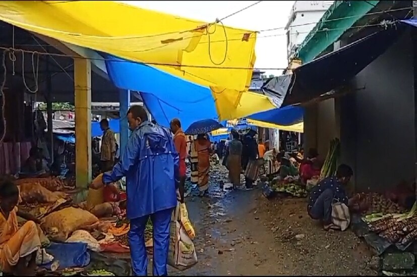 এছাড়া এদিন গোটা মুরগির কেজি রয়েছে ১৫০- ১৫৫ টাকা। দেশি মুরগির আবার দাম রয়েছে ৪৮০ টাকা প্রতি কেজি। মাটনের কেজিতে দাম রয়েছে ৭৫০- ৮০০ টাকা কেজি।