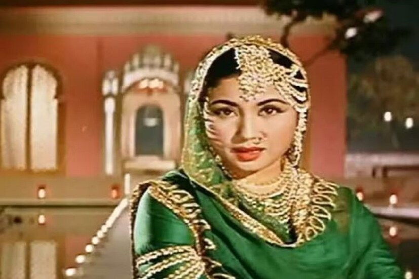 পরিবারের অর্থনৈতিক অবস্থা ভাল না থাকায় মীনা কুমারীকে খুব কম বয়সেই কাজ শুরু করতে হয়। মীনা কুমারী ৫ এর দশকে খুব জনপ্রিয় নাম এবং তাঁর সময়ের সমস্ত বড় পরিচালকের সঙ্গে কাজ করেছিলেন। বয়স কম থাকায়, শুরুর দিকে তাঁকে ফিল্ম ইন্ডাস্ট্রিতে অনেক কিছু সহ্য করতে হয়৷ 