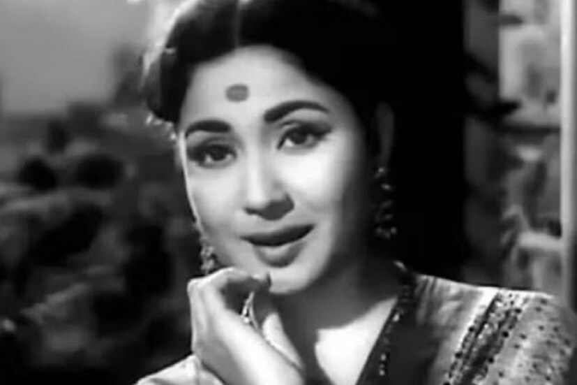 মীনা কুমারী ১৯৩৩ সালের ১ আগস্ট জন্মগ্রহণ করেন৷ পরিবারের দ্বিতীয় মেয়ে ছিলেন তিনি। তাঁর বাবা আলী বক্স ছেলে চেয়েছিলেন তাই তিনি মীনার জন্মের পর তাঁকে অনাথ আশ্রমে রেখে যাওয়ার সিদ্ধান্ত নেন। কিন্তু কয়েক মাস পর মীনার মা ইকবাল বেগম তাঁকে ফিরিয়ে আনতে বলেন। আলী তখন মীনাকে বাড়িতে ফিরিয়ে আনেন কিন্তু তিনি বেশি উপার্জন করতে না পারায় পরিবারকে অনেক কষ্টের সম্মুখীন হতে হয়।
