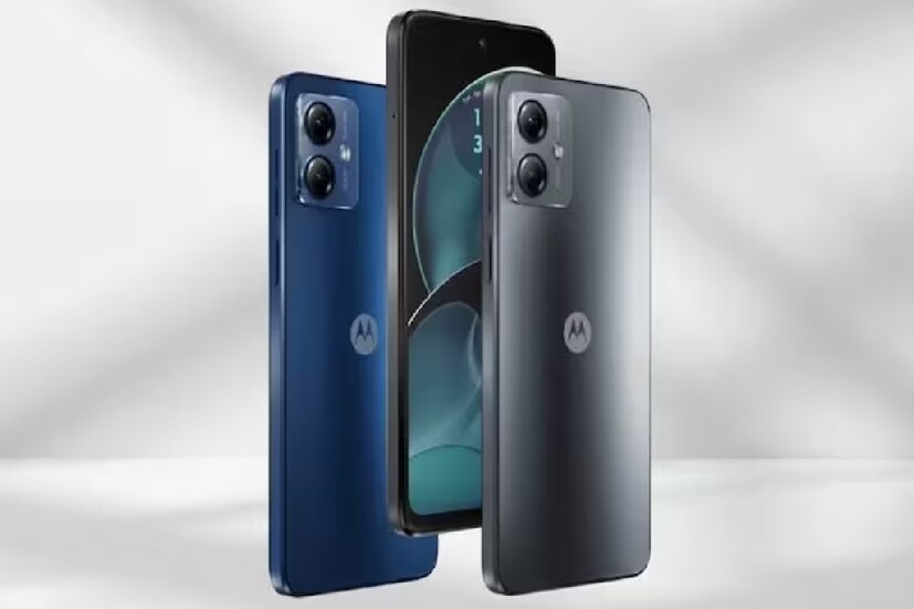 Moto G14 ফোনের ফিচার সম্পর্কে কথা বললে বলতে হয় যে, ডুয়াল-সিম ন্যানো সাপোর্ট সহ এই স্মার্টফোনটি Android ১৩ ভিত্তিক My UX-এ চলে। এই ফোনে একটি ৬.৫ ইঞ্চির ফুল-এইচডি প্লাস (১০৮০ x ২৪০০ পিক্সেল) LCD ডিসপ্লে রয়েছে।