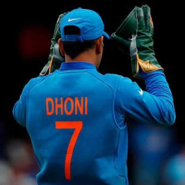 ভারতীয় ক্রিকেটে ১০ নম্বর জার্সি বলতেই যেমন সচিন তেন্ডুলরকে বোঝায়, ১৮ নম্বর জার্সি বলতেই বিরাট কোহলিকে বোঝায়, ছিক তেননই ৭ নম্বর জার্সি বলতেই বোঝায় এমএস ধোনিকে।
