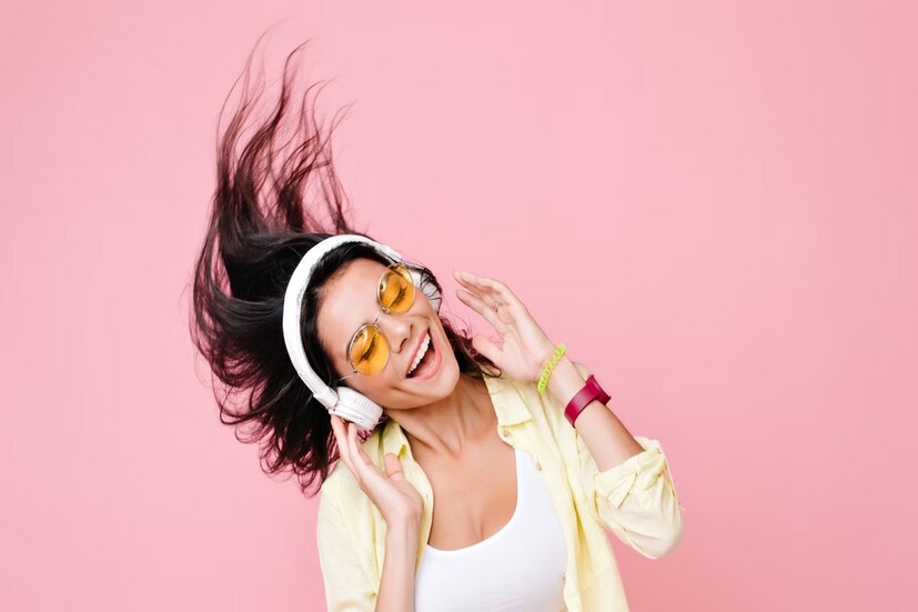 এবার সেই সমস্যার সমাধান করে দেবে স্বয়ং YouTube। এমন সুবিধা অবশ্য ইতিমধ্যেই পাওয়া যায় Android-এ। এবার গুনগুন করলেই গান খুঁজে দেবে YouTube-ও। জানা গিয়েছে, এই বিষয়ে ইতিমধ্যেই পরীক্ষার কাজ শুরু করে দিয়েছে YouTube। কোনও ব্যবহারকারী কোনও গান গুনগুন করলে বা রেকর্ড করে শোনালেই সেই গানটি বের করে দেবে তারা।