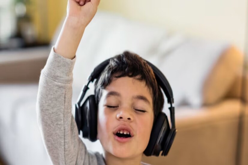 যাঁরা এই ফিচারটির সুবিধা পাবেন, তাঁরা YouTube-এ গিয়ে ‘ভয়েস সার্চ’-এ গিয়ে নতুন গান খোঁজার ক্ষেত্রে ব্যবহার করতে পারেন। যে গানটি খোঁজা হচ্ছে তা গুনগুন করে বা রেকর্ড করে ফেলতে হবে। গান সনাক্তকরণের জন্য তিন সেকেন্ড বা তার বেশি সময় ধরে রেকর্ডিং ধরে রাখতে হবে। YouTube-এর তরফ থেকে জানানো হয়েছে, একবার গানটি সনাক্তকরণ হয়ে গেলে, ব্যবহারকারীকে ফলাফল দেখানো হবে। তার মধ্যে যেমন থাকতে পারে অফিসিয়াল মিউজিক কন্টেন্ট, তেমনই থাকতে পারে অন্য কোনও ব্যবহারকারীর তৈরি ভিডিও, বা শর্টসও।