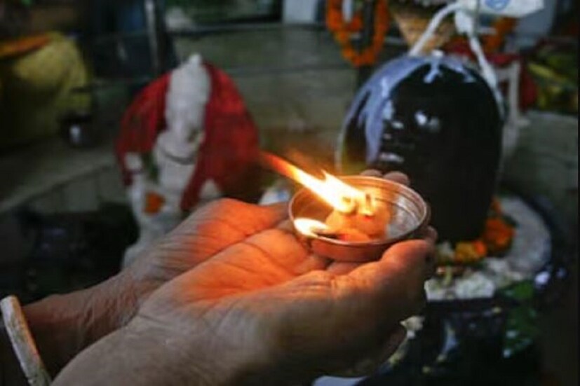 নাগ পঞ্চমী পূজা পদ্ধতি নাগ পঞ্চমীর দিন ভুল করেও জীবন্ত সাপকে দুধ দেবেন না। বরং সাপের তৈরি প্রতিমায় দুধ নিবেদন করুন। সেই সঙ্গে শিবের মাথায় দুধ দিয়ে অভিষেক করুন এবং বেলপাতা, শমী পাতা, ধতুরা ফুল নিবেদন করুন৷ এতে সমস্ত ঝামেলা থেকে মুক্তি মিলবে। নাগ পঞ্চমীর দিনে প্রধান পুজোর উপকরণ হল দুধ। 