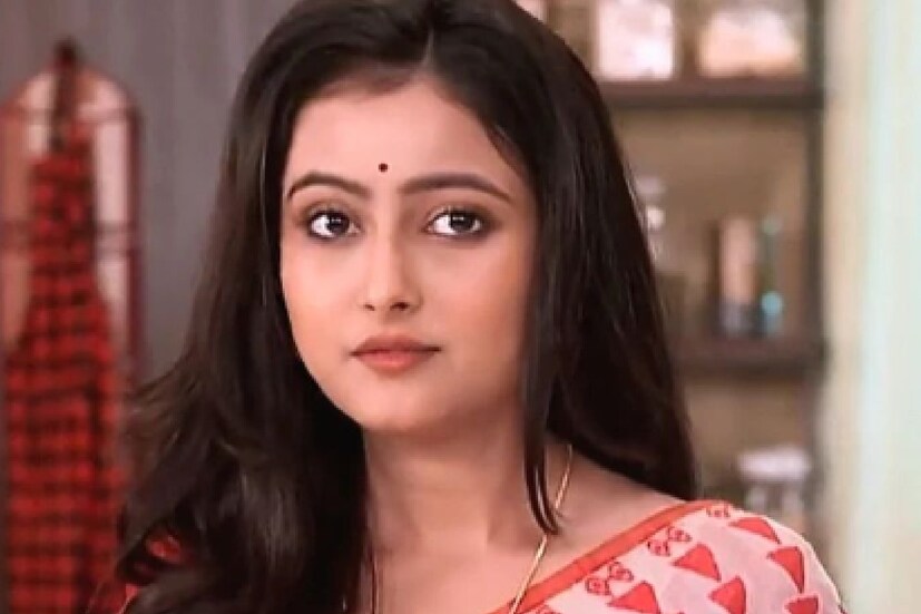 আবার ছন্দপতন। কাজের সূত্রে বাবা-দাদা বাইরে থাকতেন। সপ্তাহে একবার করে মেয়েকে দেখতে পিসির বাড়ি যেতেন বাবা। হঠাৎ পরীক্ষার আগের দিন দাদার ফোন আসে পল্লবীর কাছে। জানান, বাবার শরীর ভাল নয়, পল্লবী যেন দেখা করে যান।
