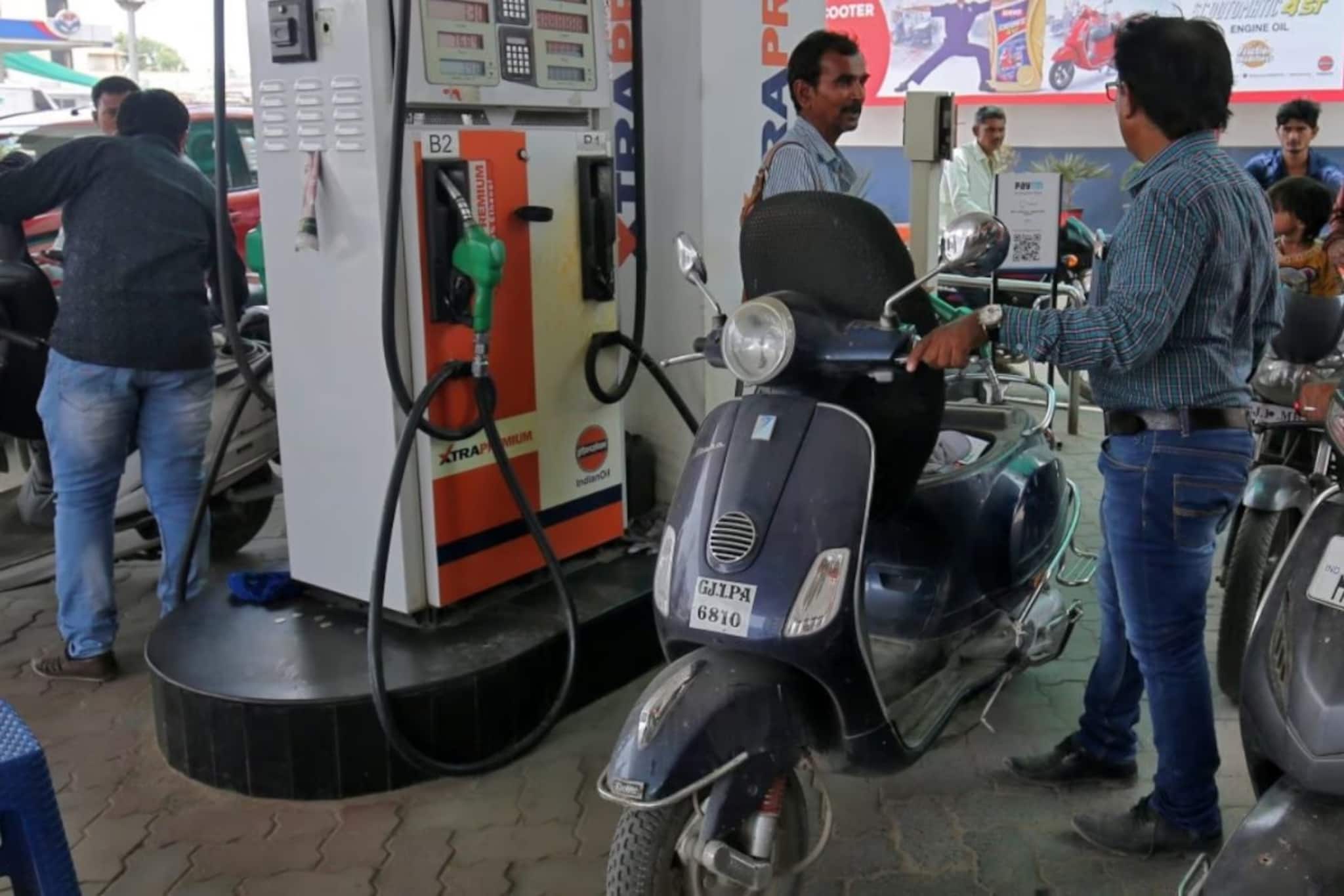সবচেয়ে সস্তায় পেট্রোল এখানে পাওয়া যায়, দিল্লি-মুম্বই-কলকাতার চেয়ে দাম অনেক কম