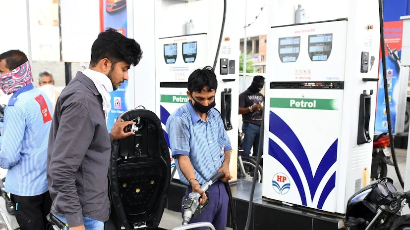 অপরিশোধিত তেলের দাম কমলেও পেট্রোল, ডিজেলের দাম কমছে না কেন? পেট্রোল ডিজেলের দাম ঠিক করে সরকারি তেল বিপণন সংস্থাগুলি। প্রতিদিন দাম নির্ধারণ করা হয়।