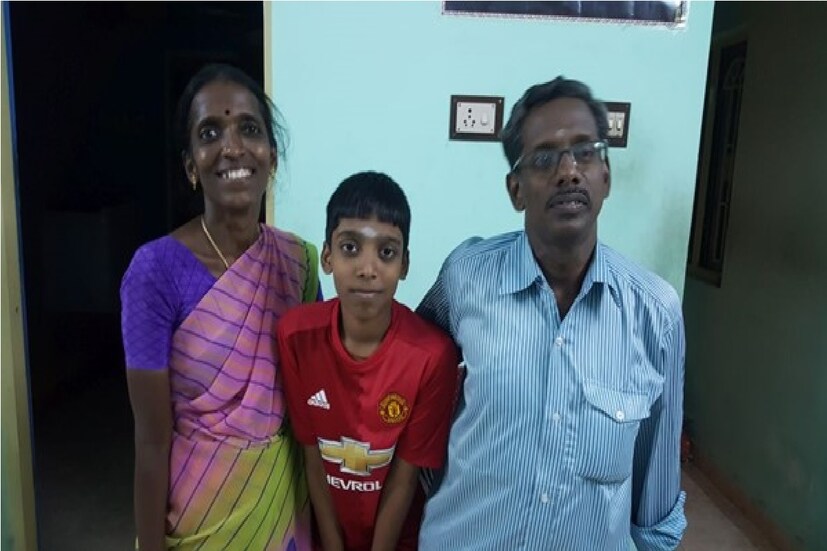 আর প্রজ্ঞানন্দের বাবা রমেশবাবুও অকুন্ঠ গলায় স্ত্রীর প্রশংসায় পঞ্চমুখ হয়েছেন৷ তিনি জানিয়েছেন তাঁর মেয়ে বৈশালী ও ছেলে প্রজ্ঞানন্দ দুজনেই দাবা খেলেন৷ আর তাঁর স্ত্রী এই দাবার জন্যেই নিবেদিত প্রাণ৷ ছেলে-মেয়ের ম্যাচ থাকলে বাড়িতে টিভি পর্যন্ত অন করা হয় না৷