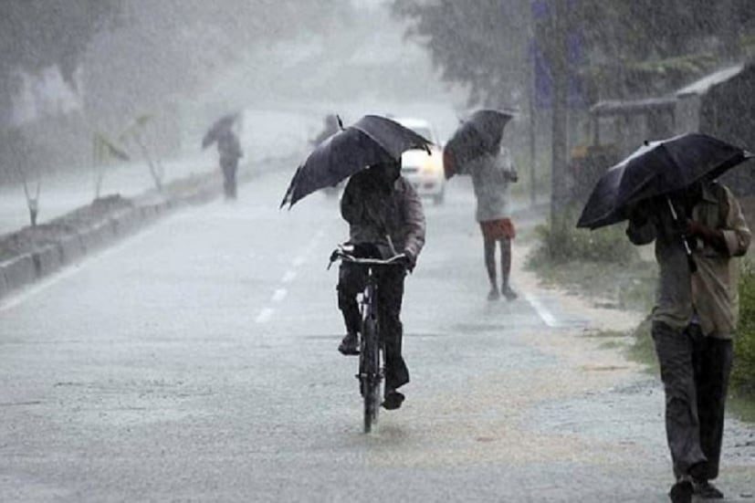 হালকা থেকে মাঝারি বৃষ্টির সম্ভাবনা বেশি উত্তর ও দক্ষিণ ২৪ পরগনা এবং দুই মেদিনীপুর জেলায়। সোমবার থেকে ৪/৫ দিনের মধ্যে অন্তত ৪ ডিগ্রি সেলসিয়াস তাপমাত্রা বাড়তে পারে বলে ওয়েদার আপডেটে জানিয়েছেন আইএমডি কলকাতা৷ তাপমাত্রার সঙ্গে বাতাসে জলীয় বাষ্প থাকায় আর্দ্রতাজনিত অস্বস্তি অনেকটাই বাড়বে।