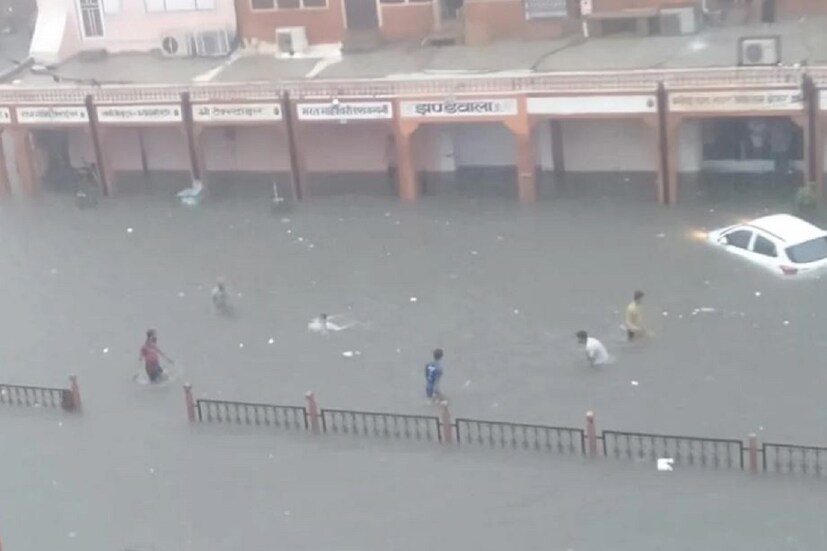 বিক্ষিপ্তভাবে দু-এক পশলা ভারী বৃষ্টি হতে পারে বীরভূম, পশ্চিম মেদিনীপুর, ঝাড়গ্রাম, বাঁকুড়া, পুরুলিয়াতে।  শুক্রবারের পর বৃষ্টির পরিমাণ কমবে দক্ষিণবঙ্গে।