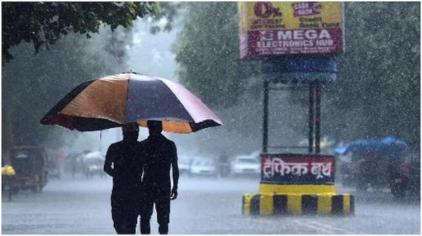 উপকূলবর্তী জেলাগুলিতে ভারী বৃষ্টির সম্ভাবনা রয়েছে। ক্রমশই ঝড় বৃষ্টির তাণ্ডব বেড়ে চলেছে দুই বঙ্গে। ‌দক্ষিণবঙ্গের একাধিক জেলায় মাঝারি থেকে ভারী বর্ষণের সম্ভাবনা রয়েছে। দুই ২৪ পরগনা, পূর্ব মেদিনীপুর, ঝাড়গ্রাম, পশ্চিম মেদিনীপুর জেলায় মাঝারি থেকে ভারী বৃষ্টির সম্ভাবনা রয়েছে। 