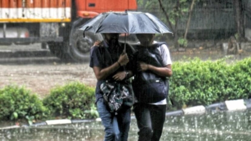 অপরদিকে হালকা থেকে মাঝারি বৃষ্টির পূর্বাভাস রয়েছে হাওড়া, হুগলি, পুরুলিয়া, বাঁকুড়া, দুই বর্ধমান, বীরভূম, মুর্শিদাবাদ এবং নদিয়া জেলায়। উত্তরবঙ্গের উপরের দিকের পাঁচ জেলা দার্জিলিং, কালিম্পং, আলিপুরদুয়ার, কোচবিহার ও জলপাইগুড়িতে বিক্ষিপ্তভাবে ভারী বৃষ্টির সম্ভাবনা।