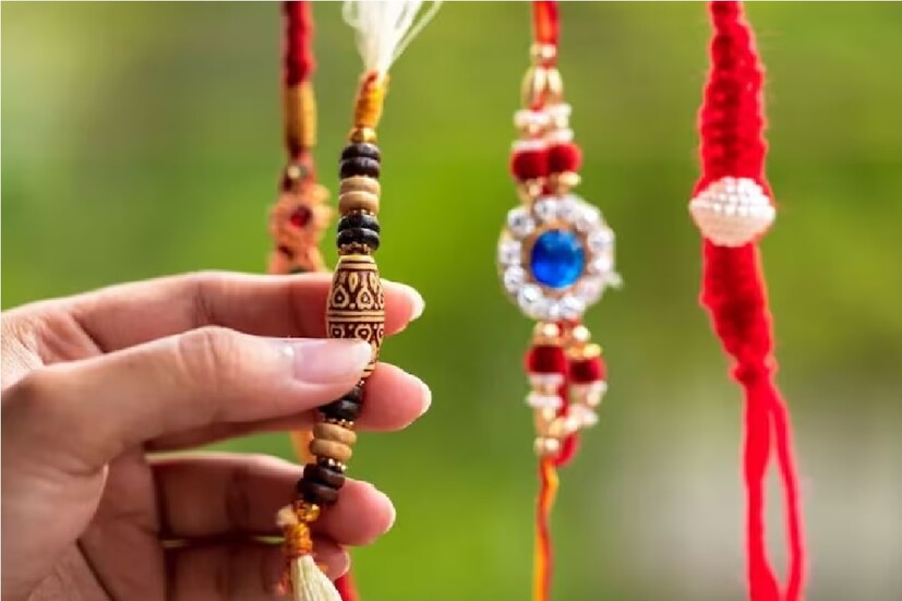 *নিজের ভবিষ্যতটা একটু জেনে নিতে কার না ভাল লাগে! ঠিক তখনই আমরা শরণাপন্ন হই স্বনামধন্য কোনও জ্যোতিষের কাছে। জানেন কি? বাঁকুড়ায় এমন একটি গ্রাম রয়েছে, যাদের মূল জীবিকা জ্যোতিষচর্চা। এই গ্রামেই উত্তর পাওয়া গেল রাখি পূর্ণিমার অর্থাৎ আজকের জন্য সবচেয়ে বড় প্রশ্নের।