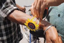 পথ চলতি মানুষ এবং ট্রাফিক পুলিশের হাতে কারা রাখি বাঁধছে! দেখলে মন ভাল হয়ে যাবে