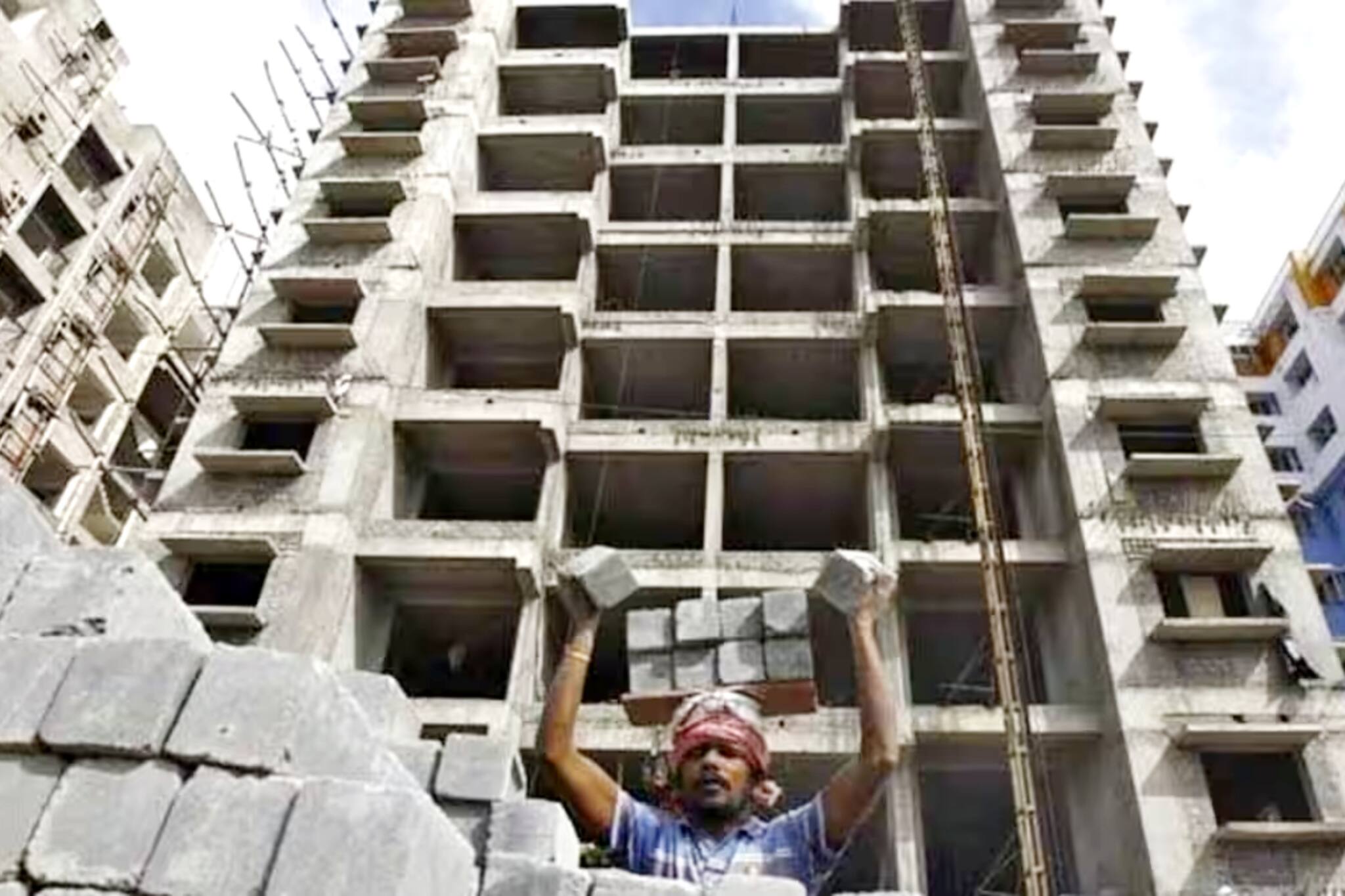 বাড়েনি রেপো রেট! ফ্ল্যাট কেনার এটাই কি সেরা সময়? জেনে নিন