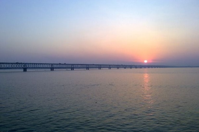 ভারতের দীর্ঘতম এবং বৃহত্তম নদী হল গঙ্গা ভারতে লোকেরা এই নদীটিকে গঙ্গা নামে এবং বাংলাদেশে এটি পদ্মা নামে পরিচিত। এই নদীটি এশিয়ার একটি আন্তঃসীমান্ত নদী, তাই এটি ভারত হয়ে বাংলাদেশে যায় এবং তারপর বঙ্গোপসাগরে মিলিত হয়। 