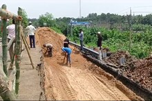 সামান্য বৃষ্টিতেই ২০ দিন আগে তৈরি রাস্তায় বিরাট ধস, খবর ছড়াতেই মেরামতি শুরু