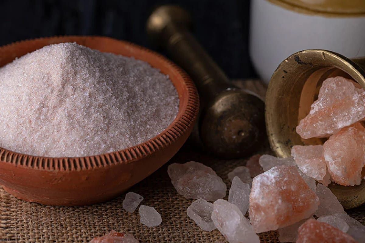 Home Vastu Tips : এক চিমটেতেই কেল্লাফতে! সংসারে সুখের অভাব হবে না, ঘরে শুধু রাখুন এই একটি জিনিস Vastu Shastra Pinch of Rock Salt will reduce negative energy from home relationship tips