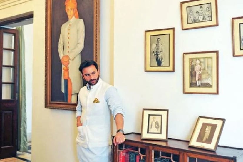 বিলাসবহুল পতৌদি প্রাসাদ এবং ভোপালে একটি রাজকীয় পৈতৃক বাড়ির মালিক করিনা কাপুর খানের স্বামী। মালিকানাধীন পৈতৃক ভিটে নিয়ে কথা বলতে গিয়ে সইফ জানিয়েছিলেন, বলিউডে কাজ করতে করতে এগুলি পরিচালনা করা খুব কঠিন ছিল এক সময়ে।