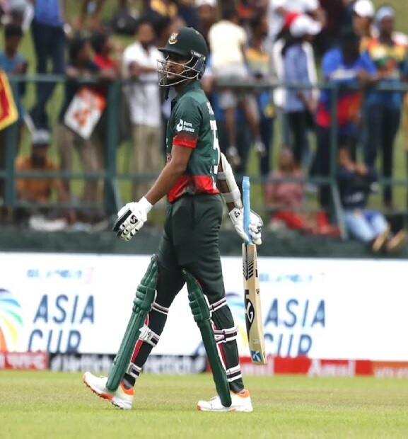  জানা গিয়েছে, শাকিবের চোট আগের থেকে অনেক ভাল জায়গায় রয়েছে। সাধারণত এ ধরনের চোটে খুব ব্যথা হয়। হাঁটাচলা করাও সমস্যার। তবে শাকিব নিজে ভারত ম্যাচ খেলতে চান বলে জানা গিয়েছে। পুরো ফিট না থাকলেও তিনি দলকে নেতৃত্ব দিতে চান।