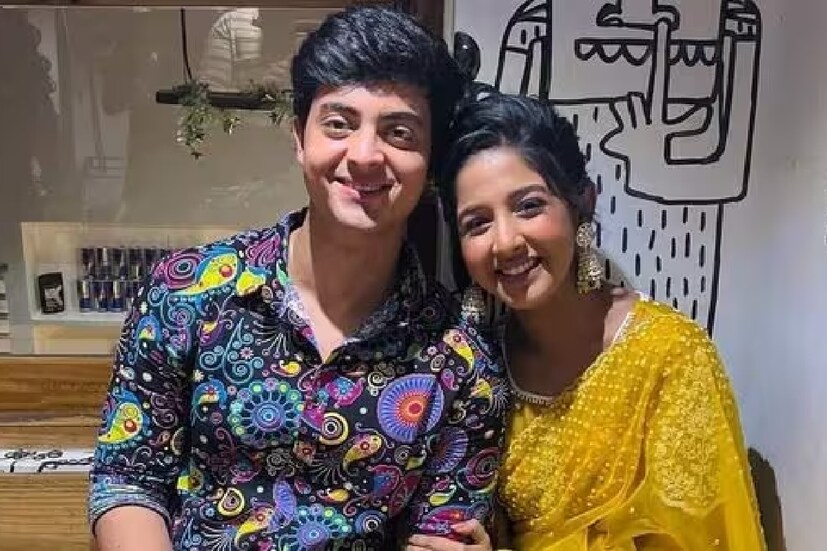 প্রশ্ন উঠছে, বাস্তবে নায়ক-নায়িকার সম্পর্কের অবনতিই কি মেগার ভাগ্য পরিবর্তনের কারণ? টিআরপি কমে যাওয়ার ঠিক আগেই দিব্যজ্যোতি-স্বস্তিকার বিবাদের খবরের গুঞ্জন ফের শুরু হয়েছিল।