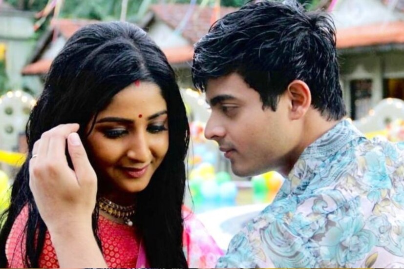 এই মুহূর্তে ধারাবাহিকেও সূর্য ও দীপার মধ্যে দূরত্ব তৈরি হয়েছে। গল্প অনুযায়ী, সূর্য ফের কবীরের সঙ্গে দীপাকে দেখে প্রচণ্ড রেগে যায়। পাশাপাশি সোনাও যে দীপারই মেয়ে, তা সূর্য জানতে পেরে গিয়েছে।