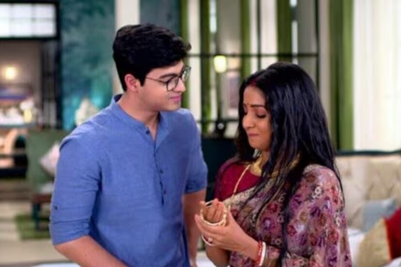 এদিকে বাস্তবেও একই পরিস্থিতি। কিন্তু এমন দুই সহকর্মী একে অপরকে পছন্দ করেন না কেন? গত জুন মাস থেকে এই গুঞ্জন শুরু হয়েছিল। সেই সময়ে অবশ্য তাঁরা দু’জনেই এই গুঞ্জন নস্যাৎ করে দিয়েছিলেন।