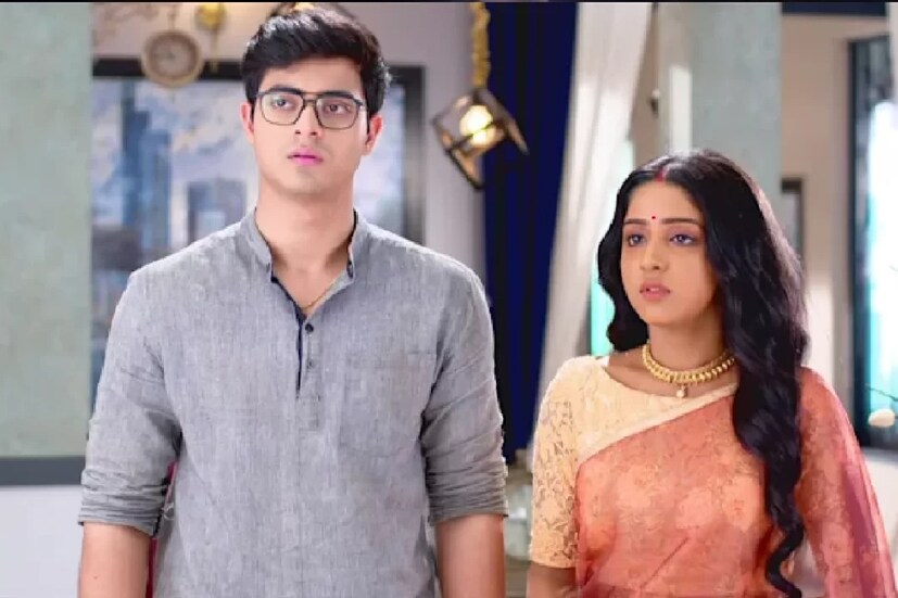কিন্তু মাসখানেকের মধ্যে আবার সেই গুঞ্জনেই ঘি। যদি তাঁরা ভাল বন্ধুই হন, তবে কেন সহকর্মীরা একে অপরকে আনফলো করলেন ইনস্টাগ্রামে?