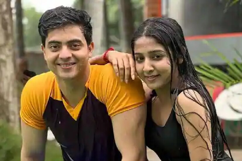 এমনই সময়ে প্রকাশ্যে এল গত সপ্তাহের টিআরপি তালিকা। চমকে গেল ধারাবাহিকের ভক্তরা। দেখা গেল, সেরার মসনদ থেকে সরে গিয়েছে ‘অনুরাগের ছোঁয়া’। তালিকায় দ্বিতীয় স্থান পেয়েছে ধারাবাহিকটি।