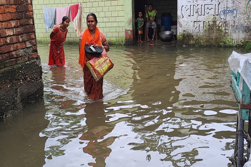 গত চব্বিশ ঘণ্টা ধরে জলপাইগুড়ি সহ উত্তরের সব কয়টি জেলাতেই চলছে অতি ভারী বৃষ্টি। গত চব্বিশ ঘন্টায় জলপাইগুড়িতে বৃষ্টিপাতের পরিমাণ ১৪৩, পার্শ্ববর্তী শিলিগুড়িতে ২২৩ মিলিমিটার বৃষ্টি হয়েছে।