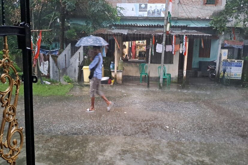 পাহাড় সহ সমতলে লাগাতার ভারী বৃষ্টির কারণে ইতিমধ্যেই জলপাইগুড়ি জেলার তিস্তা, জলঢাকা সহ বিভিন্ন নদীর জলস্তর বাড়ছে।