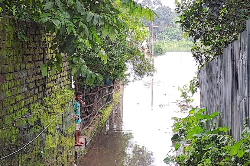 এর সঙ্গে ওদলাবাড়ীতে অবস্থিত তিস্তা ব্যারাজ থেকে বাড়তি জল ছাড়ার কারণে শুক্রবার বিকেলের দিকে তিস্তা নদীর জলস্তর বৃদ্ধি পাবার প্রবল সম্ভাবনা রয়েছে বলে সেচ দফতর সূত্রের খবর। (সুরজিৎ দে)