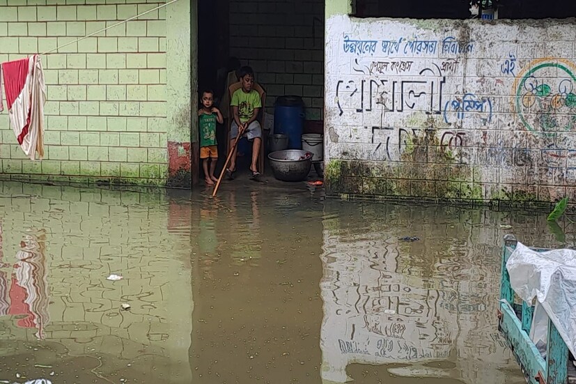 শুক্রবার সকালে জলপাইগুড়ির ফ্লাড ওয়ার্নিং অথরিটি অফিস সূত্রে জানা গিয়েছে, জলঢাকা নদীর ৩১ নম্বর, জাতীয় সড়ক, মেখলিগঞ্জ, দমোহনি থেকে বাংলাদেশ সীমান্ত পর্যন্ত তিস্তার অববাহিকায় হলুদ সংকেত জারি করা হয়েছে। পাহাড়ে ভারী বৃষ্টির প্রভাব পড়ছে সমতলের নদী গুলোর ওপর জলপাইগুড়ি জেলার মালবাজার মহকুমার বিভিন্ন পাহাড়ি ঝোরা গুলোতে হড়পা বানের আশঙ্কা রয়েছে এই কারণে।