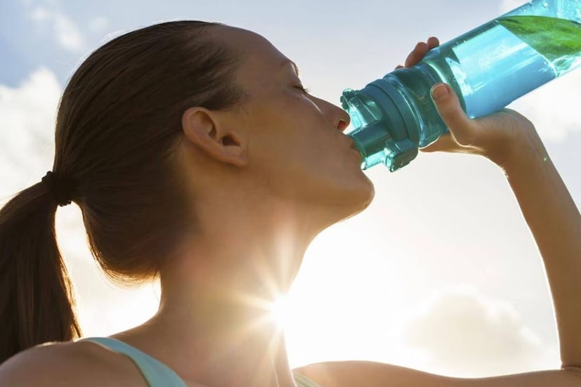 ওজন কমানো খুব একটা সহজ বিষয় নয়। ওজন কমাতে হলে সবার আগে খিদেকে নিয়ন্ত্রণ করতে হবে। খাদ্যাভ্যাস একরকমই থাকলে ওজন কমবে না। এই কারণে অনেকেই বিশ্বাস করেন যে খিদে নিয়ন্ত্রণের জন্য বেশি পরিমাণে জল পান করা ভাল। বেশি পরিমাণে জল খেলে ক্যালরি বার্ন করা যায় এবং খিদে নিয়ন্ত্রন করা যায়। কিছু গবেষণায় জানা গিয়েছে সঠিক পরিমাণে জল ওজন কমাতে সাহায্য করে। কিন্তু বেশি জল খেলে কি ওজন সত্যিই কমে? সে বিষয়ে বেঙ্গালুরুর অ্যাপোলো হাসপাতালের চিফ ক্লিনিক্যাল নিউট্রিশনিস্ট ড. প্রিয়াঙ্কা রোহাতগি কথা বলেছেন। ওজন কমানো খুব একটা সহজ বিষয় নয়। ওজন কমাতে হলে সবার আগে খিদেকে নিয়ন্ত্রণ করতে হবে। খাদ্যাভ্যাস একরকমই থাকলে ওজন কমবে না। এই কারণে অনেকেই বিশ্বাস করেন যে খিদে নিয়ন্ত্রণের জন্য বেশি পরিমাণে জল পান করা ভাল। বেশি পরিমাণে জল খেলে ক্যালরি বার্ন করা যায় এবং খিদে নিয়ন্ত্রন করা যায়। কিছু গবেষণায় জানা গিয়েছে সঠিক পরিমাণে জল ওজন কমাতে সাহায্য করে। কিন্তু বেশি জল খেলে কি ওজন সত্যিই কমে? সে বিষয়ে বেঙ্গালুরুর অ্যাপোলো হাসপাতালের চিফ ক্লিনিক্যাল নিউট্রিশনিস্ট ড. প্রিয়াঙ্কা রোহাতগি কথা বলেছেন।