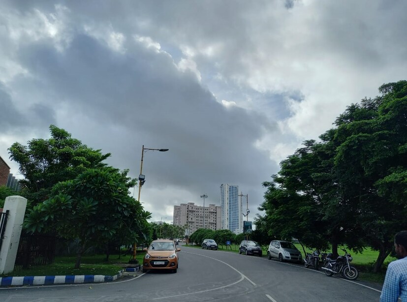 কলকাতায় সকালে সর্বনিম্ন তাপমাত্রা ছিল ২৯.৩ ডিগ্রি সেলসিয়াস। যা স্বাভাবিক তাপমাত্রার থেকে ৩ ডিগ্রি সেলসিয়াস বেশি। গতকাল বিকেলে সর্বোচ্চ তাপমাত্রা ছিল ৩৩.৪ ডিগ্রি সেলসিয়াস। যা স্বাভাবিক তাপমাত্রা থেকে ১ ডিগ্রি সেলসিয়াস বেশি।